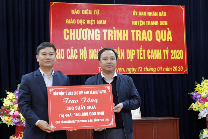 Nhà báo Nguyễn Tiến Bình - Tổng biên tập Báo điện tử Giáo dục Việt Nam (người bên trái ) và ông Vũ Anh Tuấn - Bí thư Đảng ủy xã Thục Luyện. Ảnh: Tùng Dương.