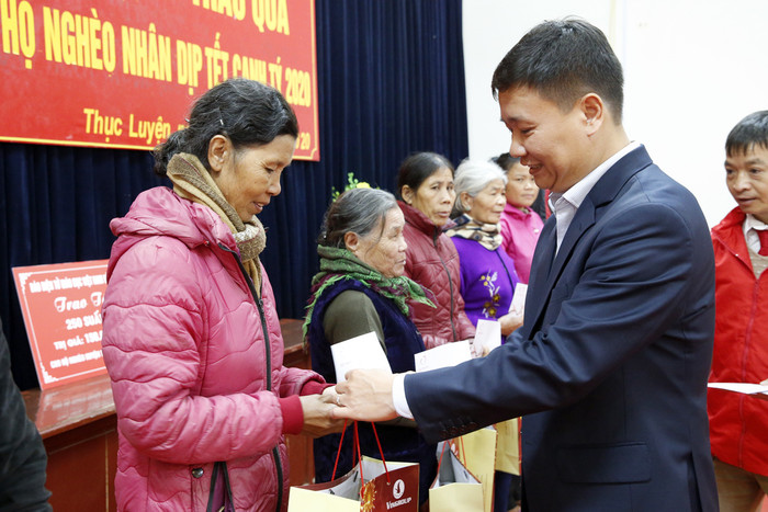 Nhà báo Nguyễn Tiến Bình - Tổng biên tập Báo điện tử Giáo dục Việt Nam đang trao quà Tết cho các hộ nghèo ở xã Thục Luyện. Ảnh: Tùng Dương.