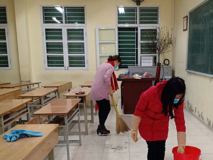 Khử khuẩn tất cả các phòng học cũng như bàn ghế và trang thiết bị có trong phòng. Ảnh: Yên Hòa. Khử khuẩn tất cả các phòng học cũng như bàn ghế và trang thiết bị có trong phòng. Ảnh: Yên Hòa.