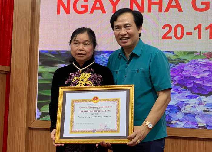 Ông Nguyễn Anh Tuấn (bên phải ảnh) Phó Bí thư thường trực quận Ủy Tây Hồ đang trao danh hiệu tập thể lao động xuất sắc cho cán bộ giáo viên Trường Trung học phổ thông Đông Đô. Ảnh: Tùng Dương. Ông Nguyễn Anh Tuấn (bên phải ảnh) Phó Bí thư thường trực quận Ủy Tây Hồ đang trao danh hiệu tập thể lao động xuất sắc cho cán bộ giáo viên Trường Trung học phổ thông Đông Đô. Ảnh: Tùng Dương.