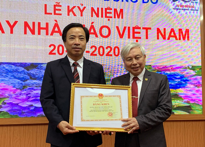 Ông Đàm Xuân Quang (bên trái ảnh) đang trao tặng Bằng khen của Sở Giáo dục và Đào tạo Hà Nội cho Tiến sĩ Võ Thế Quân - Hiệu trưởng Trường Trung học phổ thông Đông Đô. Ảnh: Tùng Dương. Ông Đàm Xuân Quang (bên trái ảnh) đang trao tặng Bằng khen của Sở Giáo dục và Đào tạo Hà Nội cho Tiến sĩ Võ Thế Quân - Hiệu trưởng Trường Trung học phổ thông Đông Đô. Ảnh: Tùng Dương.