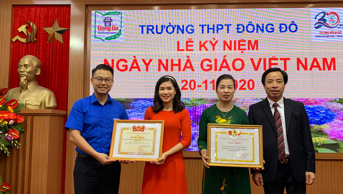 Ông Đàm Xuân Quang (bên phải ảnh) trao Bằng khen của Ủy ban nhân dân Thành phố Hà Nội và Bằng khen của Trung ương Đoàn Thanh niên Cộng sản Hồ Chí Minh cho đại diện tập thể giáo viên nhà trường. Ảnh: Tùng Dương. Ông Đàm Xuân Quang (bên phải ảnh) trao Bằng khen của Ủy ban nhân dân Thành phố Hà Nội và Bằng khen của Trung ương Đoàn Thanh niên Cộng sản Hồ Chí Minh cho đại diện tập thể giáo viên nhà trường. Ảnh: Tùng Dương.