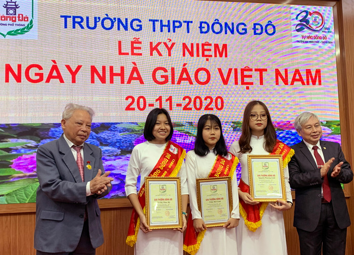 Tiến sĩ Võ Thế Quân (bên phải ảnh) - Hiệu trưởng Trường Trung học phổ thông Đông Đô trao Giải thưởng Đông Đô cho 3 em học sinh của nhà trường đạt thành tích cao trong họp tập. Ảnh: Tùng Dương. Tiến sĩ Võ Thế Quân (bên phải ảnh) - Hiệu trưởng Trường Trung học phổ thông Đông Đô trao Giải thưởng Đông Đô cho 3 em học sinh của nhà trường đạt thành tích cao trong họp tập. Ảnh: Tùng Dương.