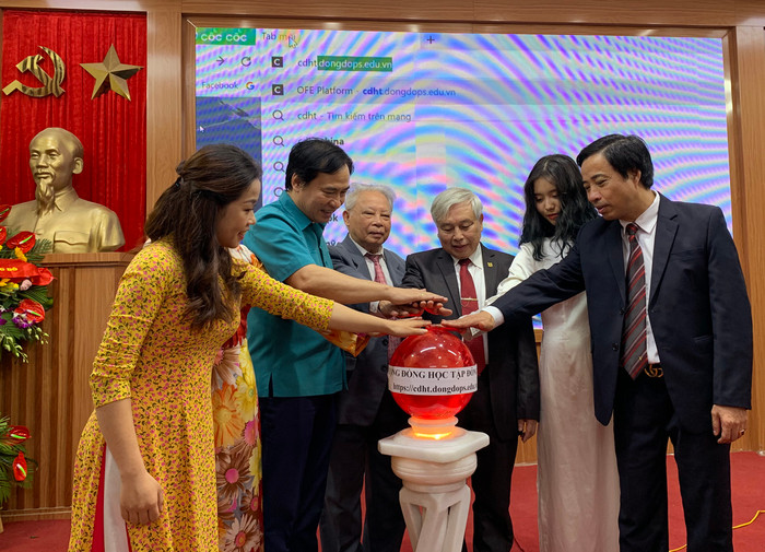 Tiến sĩ Võ Thế Quân cùng các đại biểu tham dự lễ kỷ niệm đã bấm nút khai trương trang cộng đồng học tập Đông Đô trên không gian mạng. Ảnh: Tùng Dương. Tiến sĩ Võ Thế Quân cùng các đại biểu tham dự lễ kỷ niệm đã bấm nút khai trương trang cộng đồng học tập Đông Đô trên không gian mạng. Ảnh: Tùng Dương.