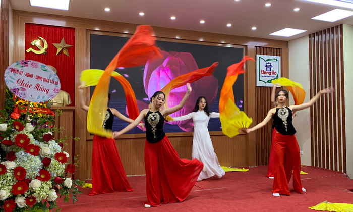 Tiết mục múa tại lễ kỷ niệm ngày nhà giáo Việt Nam của các em học sinh Trường Trung học phổ thông Đông Đô. Ảnh: Tùng Dương. Tiết mục múa tại lễ kỷ niệm ngày nhà giáo Việt Nam của các em học sinh Trường Trung học phổ thông Đông Đô. Ảnh: Tùng Dương.