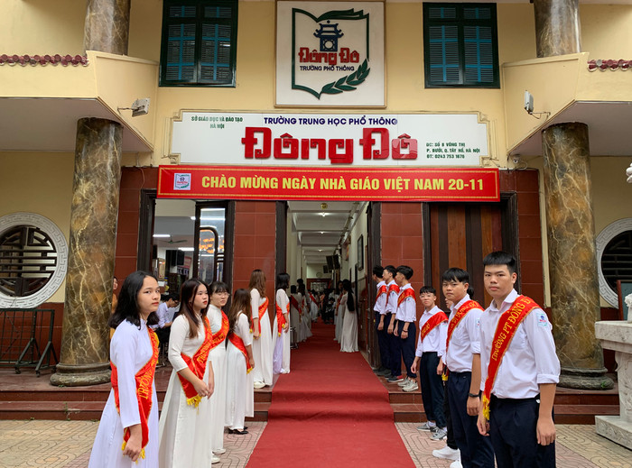 Trường Trung học phổ thông Đông Đô, quận Tây Hồ, Hà Nội đã tổ chức lễ kỷ niệm ngày Nhà giáo Việt Nam và đón nhận Bằng khen của Bộ Giáo dục và Đào tạo cùng Bằng khen của Ủy ban nhân dân Thành phố Hà Nội. Ảnh: Tùng Dương. Trường Trung học phổ thông Đông Đô, quận Tây Hồ, Hà Nội đã tổ chức lễ kỷ niệm ngày Nhà giáo Việt Nam và đón nhận Bằng khen của Bộ Giáo dục và Đào tạo cùng Bằng khen của Ủy ban nhân dân Thành phố Hà Nội. Ảnh: Tùng Dương.