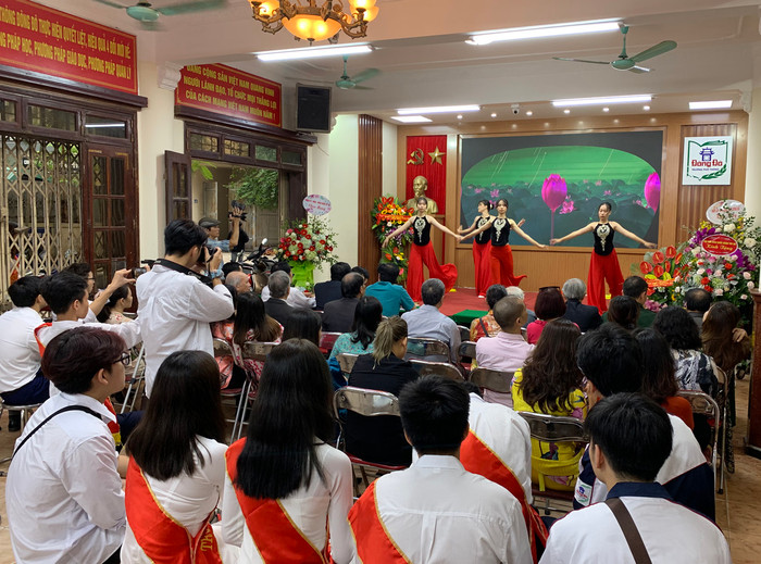 Tiến sĩ Võ Thế Quân chia sẻ: “Bước vào năm học 2020-2021 các em học sinh nhà trường nhiệt tình hưởng ứng phong trào thi đua mỗi tuần, mỗi lớp có một tấm gương tốt, một việc làm hay". Ảnh: Tùng Dương. Tiến sĩ Võ Thế Quân chia sẻ: “Bước vào năm học 2020-2021 các em học sinh nhà trường nhiệt tình hưởng ứng phong trào thi đua mỗi tuần, mỗi lớp có một tấm gương tốt, một việc làm hay". Ảnh: Tùng Dương.