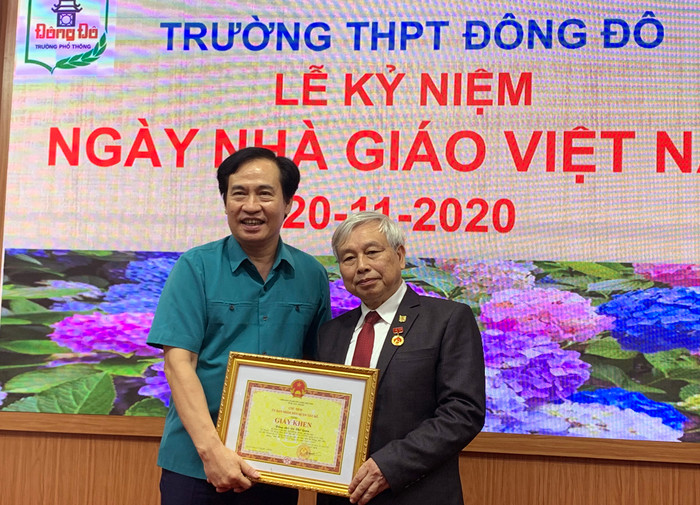 Ông Nguyễn Anh Tuấn (bên trái ảnh) Phó Bí thư thường trực quận Ủy Tây Hồ đang trao giấy khen và huy hiệu 40 năm tuổi Đảng cho Tiến sĩ Võ Thế Quân - Hiệu trưởng Trường Trung học phổ thông Đông Đô. Ảnh: Tùng Dương. Ông Nguyễn Anh Tuấn (bên trái ảnh) Phó Bí thư thường trực quận Ủy Tây Hồ đang trao giấy khen và huy hiệu 40 năm tuổi Đảng cho Tiến sĩ Võ Thế Quân - Hiệu trưởng Trường Trung học phổ thông Đông Đô. Ảnh: Tùng Dương.