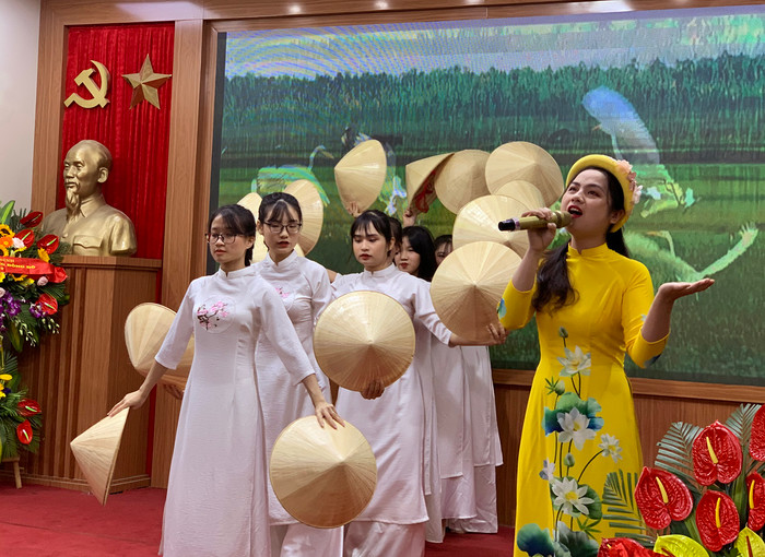 Cô giáo Vương Thị Phương Huế và các em học sinh Trường Trung học phổ thông Đông Đô trong tiết mục múa hát. Ảnh: Tùng Dương. Cô giáo Vương Thị Phương Huế và các em học sinh Trường Trung học phổ thông Đông Đô trong tiết mục múa hát. Ảnh: Tùng Dương.