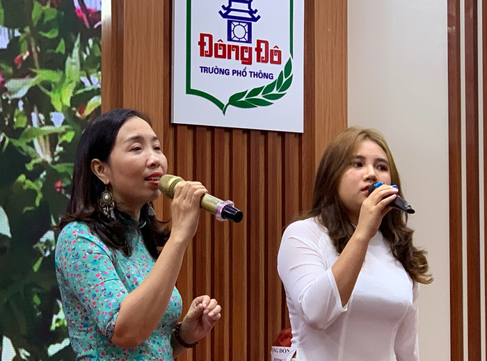 Cô giáo Lê Thị Hồng (bên trái ảnh) và học sinh lớp 10D 2 trong tiết mục văn nghệ tại lễ kỷ niệm của Trường Trung học phổ thông Đông Đô. Ảnh: Tùng Dương. Cô giáo Lê Thị Hồng (bên trái ảnh) và học sinh lớp 10D 2 trong tiết mục văn nghệ tại lễ kỷ niệm của Trường Trung học phổ thông Đông Đô. Ảnh: Tùng Dương.