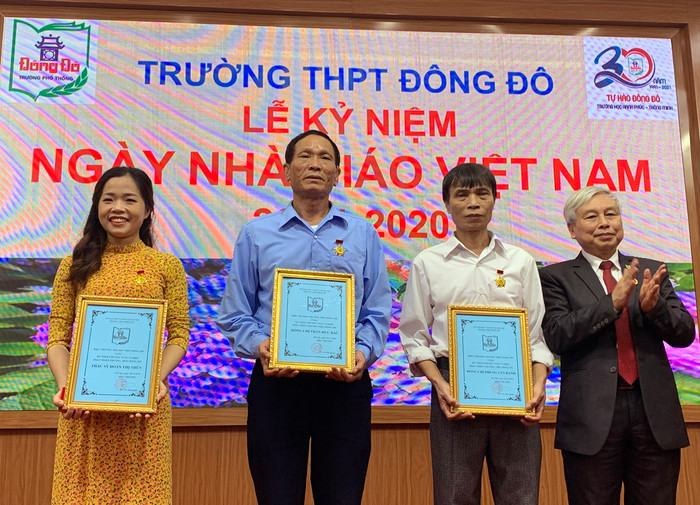 Tiến sĩ Võ Thế Quân (bên phải ảnh) - Hiệu trưởng Trường Trung học phổ thông Đông Đô đang trao Kỷ niêm chương vì sự nghiệp phát triển Đông Đô cho các giáo viên nhà trường. Ảnh: Tùng Dương. Tiến sĩ Võ Thế Quân (bên phải ảnh) - Hiệu trưởng Trường Trung học phổ thông Đông Đô đang trao Kỷ niêm chương vì sự nghiệp phát triển Đông Đô cho các giáo viên nhà trường. Ảnh: Tùng Dương.