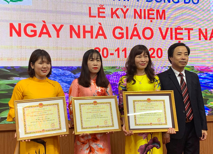 Ông Đàm Xuân Quang (bên phải ảnh) trao Bằng khen danh hiệu Tập thể lao động Tiên tiến của Sở Giáo dục và Đào tạo Hà Nội cho Tổ Khoa học tự nhiên, Khoa học xã hội, Khoa học Giáo dục Trường Trung học phổ thông Đông Đô. Ảnh: Tùng Dương. Ông Đàm Xuân Quang (bên phải ảnh) trao Bằng khen danh hiệu Tập thể lao động Tiên tiến của Sở Giáo dục và Đào tạo Hà Nội cho Tổ Khoa học tự nhiên, Khoa học xã hội, Khoa học Giáo dục Trường Trung học phổ thông Đông Đô. Ảnh: Tùng Dương.