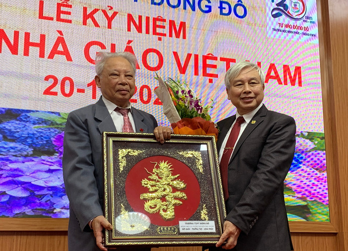 Tiến sĩ Võ Thế Quân (bên phải ảnh) - Hiệu trưởng Trường Trung học phổ thông Đông Đô trao kỷ niệm chương cho Giáo sư Nguyễn Mậu Bành. Ảnh: Tùng Dương. Tiến sĩ Võ Thế Quân (bên phải ảnh) - Hiệu trưởng Trường Trung học phổ thông Đông Đô trao kỷ niệm chương cho Giáo sư Nguyễn Mậu Bành. Ảnh: Tùng Dương.