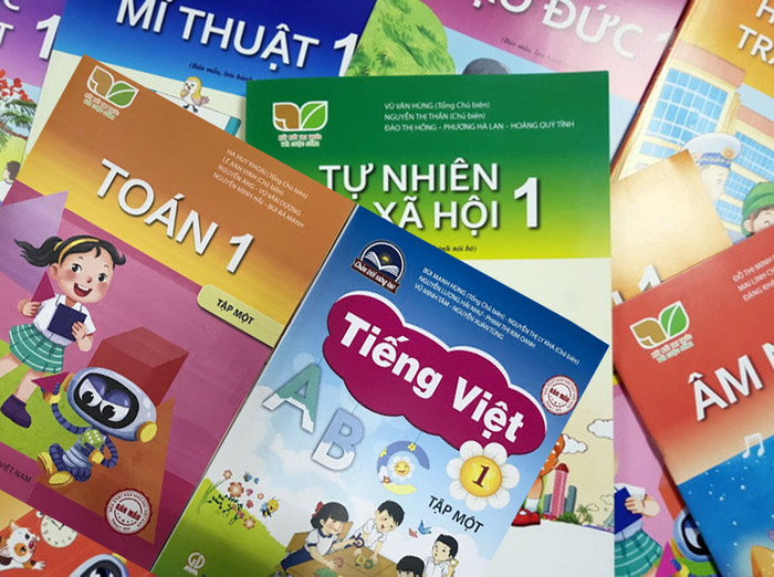 Nếu Bộ Giáo dục và Đào tạo đưa ra được tiêu chí, quy định rõ tiêu chuẩn in sách như khổ giấy, màu, số lượng trang, số lượng cuốn...và tổ chức đấu thầu in sách thì bảo đảm giá sẽ thấp hơn. Ảnh minh họa: Tùng Dương.