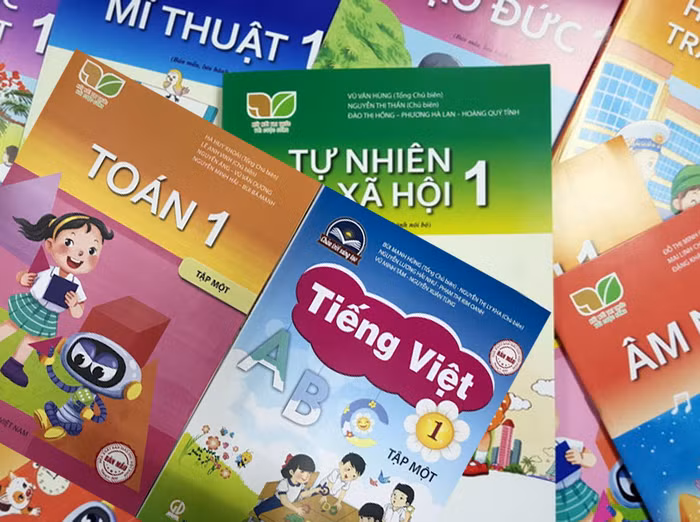 Nếu Bộ Giáo dục và Đào tạo đưa ra được tiêu chí, quy định rõ tiêu chuẩn in sách như khổ giấy, màu, số lượng trang, số lượng cuốn...và tổ chức đấu thầu in sách thì bảo đảm giá sẽ thấp hơn. Ảnh minh họa: Tùng Dương.