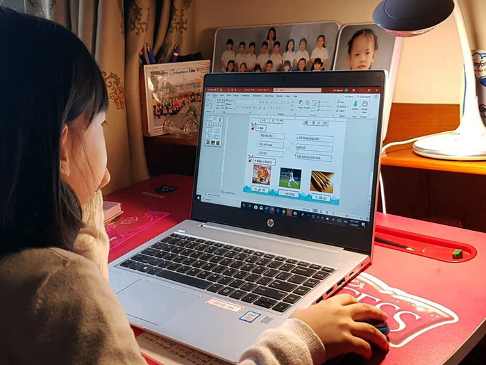 Học sinh Trường Tiểu học Wellspring học online tại nhà. Ảnh: NT. Học sinh Trường Tiểu học Wellspring học online tại nhà. Ảnh: NT.