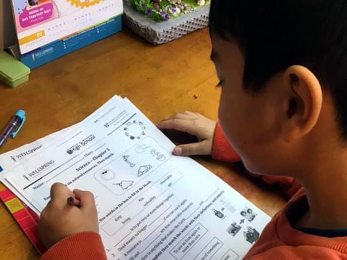 Việc đánh giá bài làm của học sinh tại nhà cũng vẫn được duy trì đầy đủ. Ảnh: NT. Việc đánh giá bài làm của học sinh tại nhà cũng vẫn được duy trì đầy đủ. Ảnh: NT.