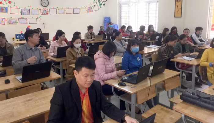 Phòng Giáo dục và Đào tạo Thị xã Phú Thọ cùng các nhà trường gấp rút tổ chức tập huấn cho giáo viên, hướng dẫn các thầy cô giáo cách thực hiện bài giảng. Ảnh: Phòng Giáo dục và Đào tạo Thị xã Phú Thọ.