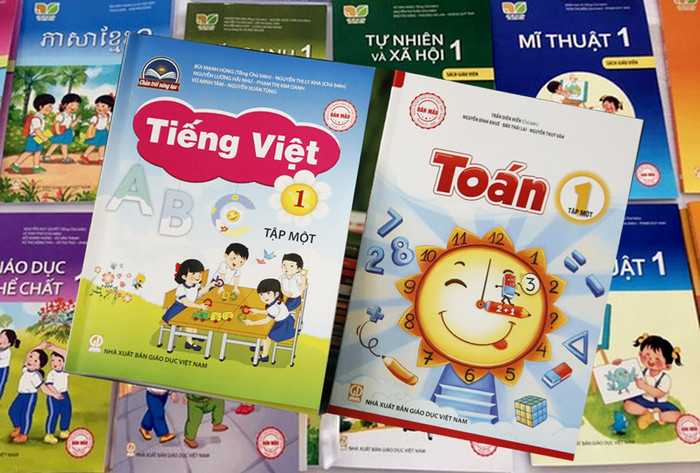 Cách bố trí, thiết kế có thể khác nhau nhưng điểm chung là tất cả các sách giáo khoa đều phải đáp ứng yêu cầu chương trình thì mới được phê duyệt và cho phép sử dụng. Ảnh minh họa: Tùng Dương. Cách bố trí, thiết kế có thể khác nhau nhưng điểm chung là tất cả các sách giáo khoa đều phải đáp ứng yêu cầu chương trình thì mới được phê duyệt và cho phép sử dụng. Ảnh minh họa: Tùng Dương.