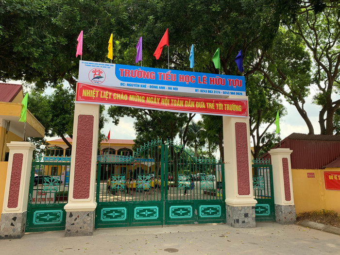 Trường tiểu học Lê Hữu Tựu (huyện Đông Anh) nơi xảy ra vụ 11 học sinh ngộ độc thực phẩm, căn nguyên gây ngộ độc là do vi khuẩn tại bữa ăn trưa ngày 10/9/2020 trong nhà trường. Ảnh: Tùng Dương. Trường tiểu học Lê Hữu Tựu (huyện Đông Anh) nơi xảy ra vụ 11 học sinh ngộ độc thực phẩm, căn nguyên gây ngộ độc là do vi khuẩn tại bữa ăn trưa ngày 10/9/2020 trong nhà trường. Ảnh: Tùng Dương.