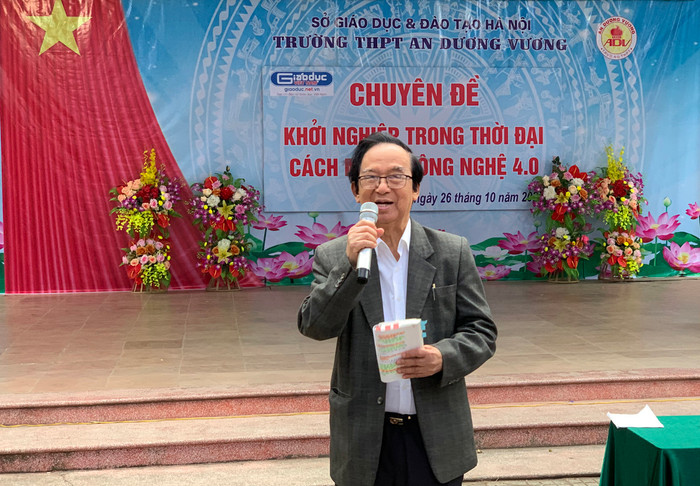 Giáo sư Nguyễn Lân Dũng :"Tương lai của thế hệ trẻ các em sẽ có rất nhiều cơ hội cũng như con đường dẫn tới thành công, các em chính là những người chủ tương lai của đất nước". Ảnh: Tùng Dương.