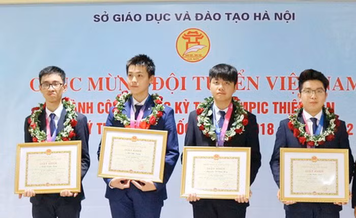 Đây là lần thứ ba đội tuyển Việt Nam tham dự kì thi Olympic Thiên văn và Vật lí thiên văn quốc tế (IOAA) 2018 với đại diện gồm 5 thành viên, cả 5 em đều là học sinh khối chuyên Lý của Trường trung học phổ thông chuyên Hà Nội- Amsterdam. Ảnh: NVCC.