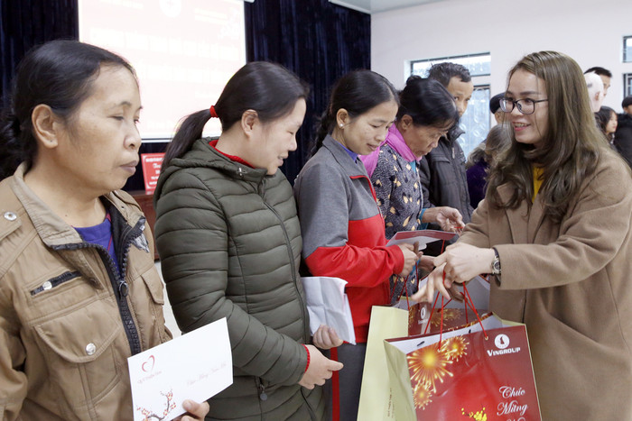 Bà Nguyễn Kim Oanh - cán bộ Trung tâm Y tế huyện Thanh Sơn đang trao quà cho các hộ có hoàn cảnh khó khăn. Ảnh: Tùng Dương.