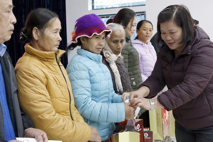 Bà Nguyễn Thị Quỳnh Châu - Phó chủ tịch Ủy ban Trung ương mặt trận tổ quốc huyện Thanh Sơn đang trao quà cho các hộ có hoàn cảnh khó khăn. Ảnh: Tùng Dương.
