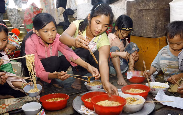 Sách giáo khoa là mặt hàng đặc biệt, vậy nên giá sách tăng cao sẽ ảnh hưởng đến những người dân ở vùng sâu, vùng xa đặc biệt khó khăn. Ảnh minh họa: Tùng Dương. Sách giáo khoa là mặt hàng đặc biệt, vậy nên giá sách tăng cao sẽ ảnh hưởng đến những người dân ở vùng sâu, vùng xa đặc biệt khó khăn. Ảnh minh họa: Tùng Dương.