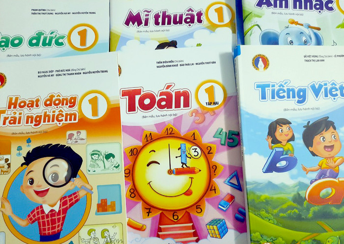 Các nhà xuất bản tham gia biên soạn và phát hành sách giáo khoa cũng phải tuân thủ hành lang pháp lý, chịu sự quản lý của nhà nước về chất lượng và giá sách giáo khoa. Ảnh minh họa: T.D. Các nhà xuất bản tham gia biên soạn và phát hành sách giáo khoa cũng phải tuân thủ hành lang pháp lý, chịu sự quản lý của nhà nước về chất lượng và giá sách giáo khoa. Ảnh minh họa: T.D.