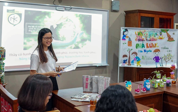 Là người thầy nhưng đồng thời chúng tôi cũng là người bạn đồng hành cùng các con học sinh, bằng cả sự yêu thương chân thành của mình. Ảnh: NVCC.