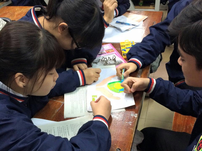 Các em học sinh Trường Nguyễn Bỉnh Khiêm trong giờ học nhóm. Ảnh: VNCC.