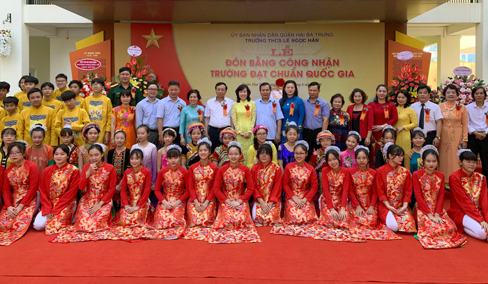 Niềm vui của ngày hôm nay được xây dựng từ sự tận tụy của nhiều thế hệ thầy cô giáo và học trò. Ảnh: Tùng Dương. Niềm vui của ngày hôm nay được xây dựng từ sự tận tụy của nhiều thế hệ thầy cô giáo và học trò. Ảnh: Tùng Dương.