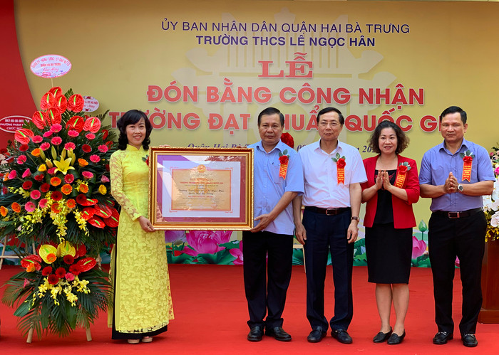 Nhà giáo Nguyễn Thị Kim Khuê - Hiệu trưởng Trường Trung học Cơ sở Lê Ngọc Hân (ngoài cùng bên trái) nhận Bằng công nhận trường đạt chuẩn Quốc gia. Ảnh: Tùng Dương. Nhà giáo Nguyễn Thị Kim Khuê - Hiệu trưởng Trường Trung học Cơ sở Lê Ngọc Hân (ngoài cùng bên trái) nhận Bằng công nhận trường đạt chuẩn Quốc gia. Ảnh: Tùng Dương.