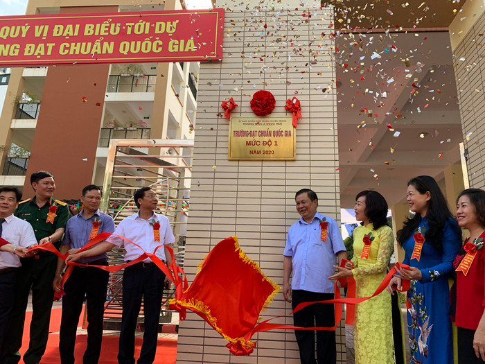 Các đồng chí lãnh đạo Sở Giáo dục và Đào tạo Hà Nội; lãnh đạo quận Hai Bà Trưng và các thầy cô giáo Trường Trung học cơ sở Lê Ngọc Hân làm lễ gắn biển trường đạt chuẩn Quốc gia. Ảnh: Tùng Dương. Các đồng chí lãnh đạo Sở Giáo dục và Đào tạo Hà Nội; lãnh đạo quận Hai Bà Trưng và các thầy cô giáo Trường Trung học cơ sở Lê Ngọc Hân làm lễ gắn biển trường đạt chuẩn Quốc gia. Ảnh: Tùng Dương.