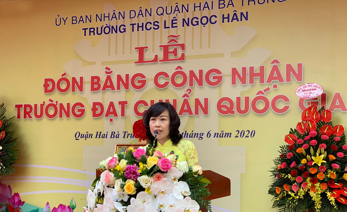 Nhà giáo Nguyễn Thị Kim Khuê - Hiệu trưởng Trường Trung học cơ sở Lê Ngọc Hân (quận Hai Bà Trưng, Hà Nội) phát biểu chào mừng các đồng chí lãnh đạo, phụ huynh, thầy cô giáo và các em học sinh về dự buổi lễ. Ảnh: Tùng Dương. Nhà giáo Nguyễn Thị Kim Khuê - Hiệu trưởng Trường Trung học cơ sở Lê Ngọc Hân (quận Hai Bà Trưng, Hà Nội) phát biểu chào mừng các đồng chí lãnh đạo, phụ huynh, thầy cô giáo và các em học sinh về dự buổi lễ. Ảnh: Tùng Dương.
