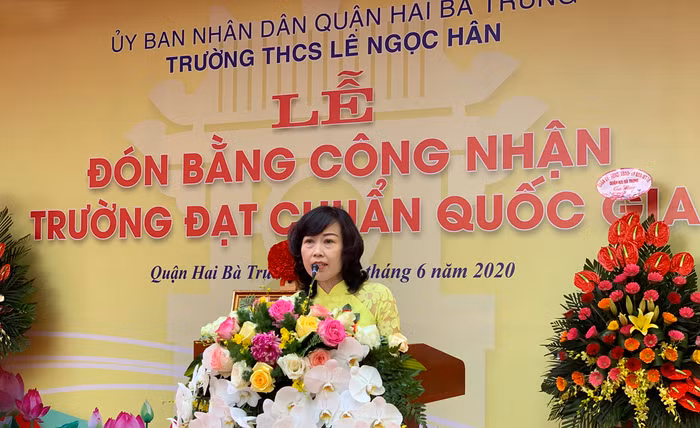 Nhà giáo Nguyễn Thị Kim Khuê - Hiệu trưởng Trường Trung học cơ sở Lê Ngọc Hân (quận Hai Bà Trưng, Hà Nội) phát biểu chào mừng các đồng chí lãnh đạo, phụ huynh, thầy cô giáo và các em học sinh về dự buổi lễ. Ảnh: Tùng Dương.