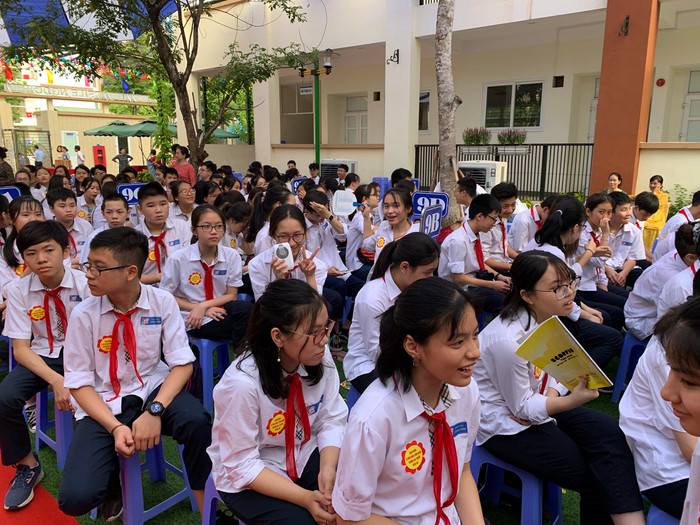 Mỗi học sinh sẽ là một viên gạch vàng góp phần dựng xây nên mái trường – gia đình Lê Ngọc Hân, để uy tín của nhà trường sẽ ngày càng bay xa, chinh phục những đỉnh cao mới. Ảnh: Tùng Dương. Mỗi học sinh sẽ là một viên gạch vàng góp phần dựng xây nên mái trường – gia đình Lê Ngọc Hân, để uy tín của nhà trường sẽ ngày càng bay xa, chinh phục những đỉnh cao mới. Ảnh: Tùng Dương.