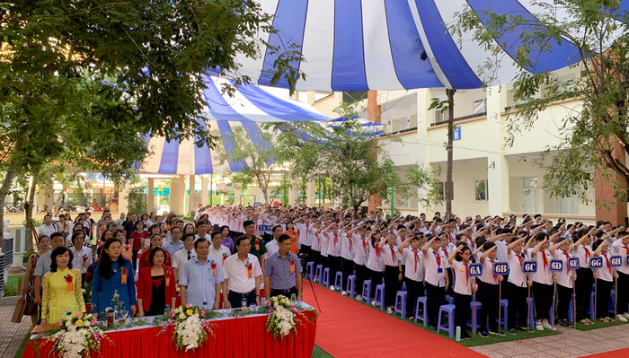 Định hướng giáo dục của trường Lê Ngọc Hân là giúp các em trở thành những người tốt, là những công dân hữu ích cho đất nước. Ảnh: Tùng Dương. Định hướng giáo dục của trường Lê Ngọc Hân là giúp các em trở thành những người tốt, là những công dân hữu ích cho đất nước. Ảnh: Tùng Dương.