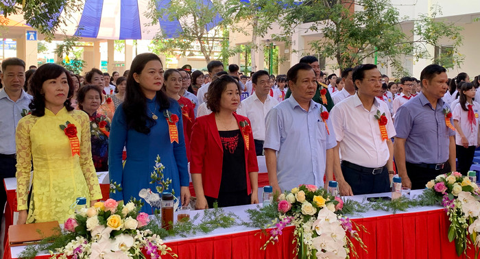 Các đại biểu làm lễ chào cờ tại buổi lễ. Ảnh: Tùng Dương. Các đại biểu làm lễ chào cờ tại buổi lễ. Ảnh: Tùng Dương.