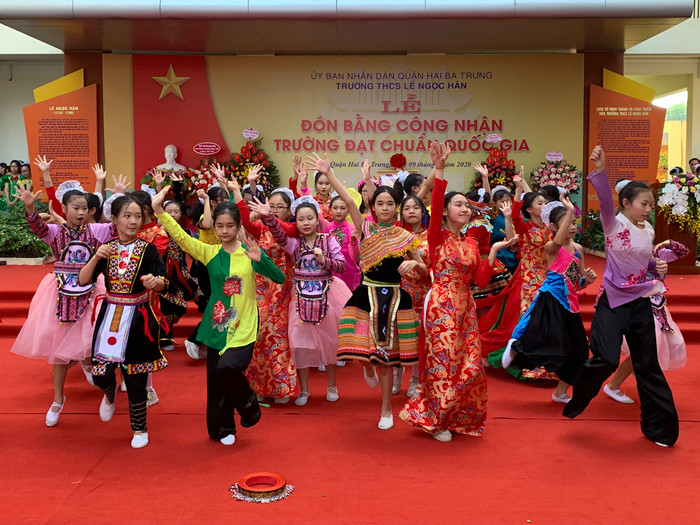 Tiết mục múa chào mừng của các em học sinh Trường Trung học cơ sở Lê Ngọc Hân, quận Hai Bà Trưng, Hà Nội . Ảnh: Tùng Dương. Tiết mục múa chào mừng của các em học sinh Trường Trung học cơ sở Lê Ngọc Hân, quận Hai Bà Trưng, Hà Nội . Ảnh: Tùng Dương.