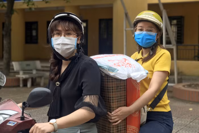 Hành trang trên chuyến xe của các thầy cô giáo đến với học sinh là nhưng thực phẩm thiết yếu. Ảnh: Nhà trường cung cấp.