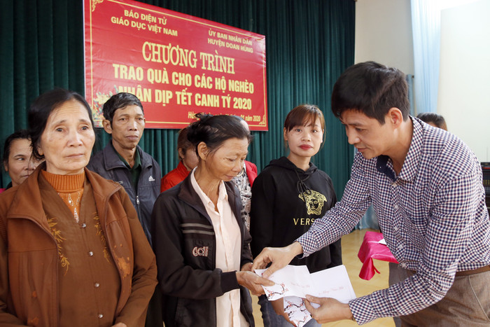 Ông Nguyễn Khắc Chiến - Phó trưởng phòng Lao động - Thương binh và xã hội huyện Đoan Hùng đang trao quà cho các hộ nghèo của xã Hùng Xuyên. Ảnh: Tùng Dương.
