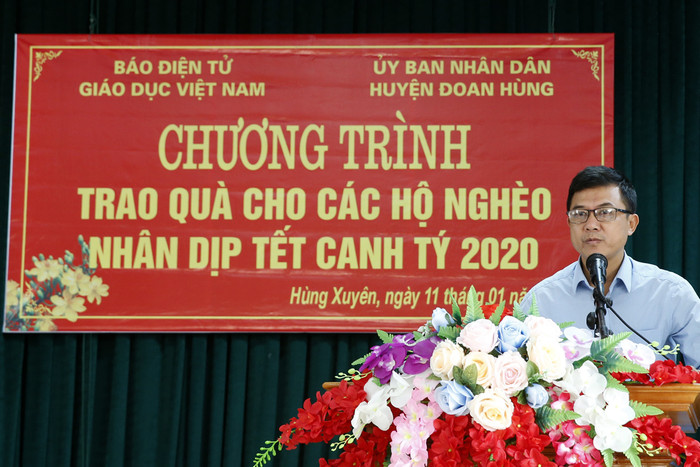 Ông Bùi Chí Kiên - Chủ tịch Ủy ban nhân dân xã Hùng Xuyên đã nói lời cảm ơn trân thành đến nhà báo Nguyễn Tiến Bình - Tổng biên tập Báo điện tử Giáo dục Việt Nam. Ảnh: Tùng Dương.