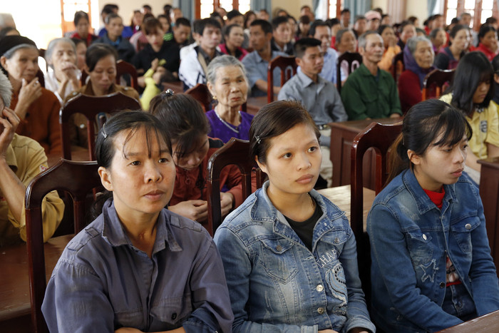 Mỗi suất quà là tiền mặt 600 nghìn đồng từ quỹ thiện nguyện của tập đoàn Vingroup kết hợp với Báo điện tử Giáo dục Việt Nam trao tặng. Ảnh: Tùng Dương.