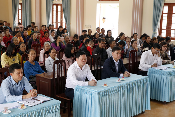 Quang cảnh buổi lễ trao quà Tết tại xã Hùng Xuyên. Ảnh: Tùng Dương.