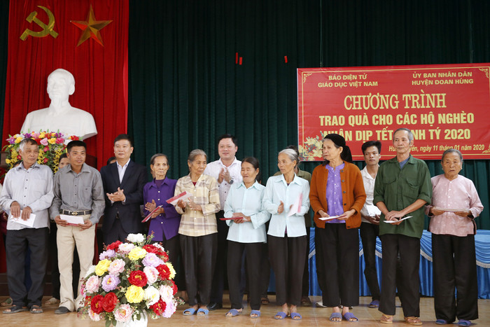 Ông Nguyễn Anh Hùng - phó Chủ tịch Ủy ban nhân dân huyện Đoan Hùng, tỉnh Phú Thọ và Nhà báo Nguyễn Tiến Bình - Tổng biên tập Báo điện tử Giáo dục Việt Nam với các hộ nghèo của xã Hùng Xuyên. Ảnh: Tùng Dương.