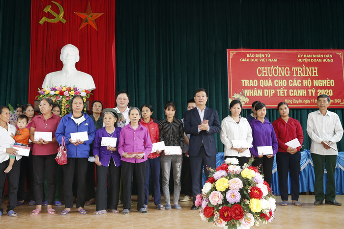 Nhà báo Nguyễn Tiến Bình - Tổng biên tập Báo điện tử Giáo dục Việt Nam và ông Nguyễn Anh Hùng - phó Chủ tịch Ủy ban nhân dân huyện Đoan Hùng, tỉnh Phú Thọ đang trao quà Tết cho hộ nghèo tại xã Hùng Xuyên. Ảnh: Tùng Dương.