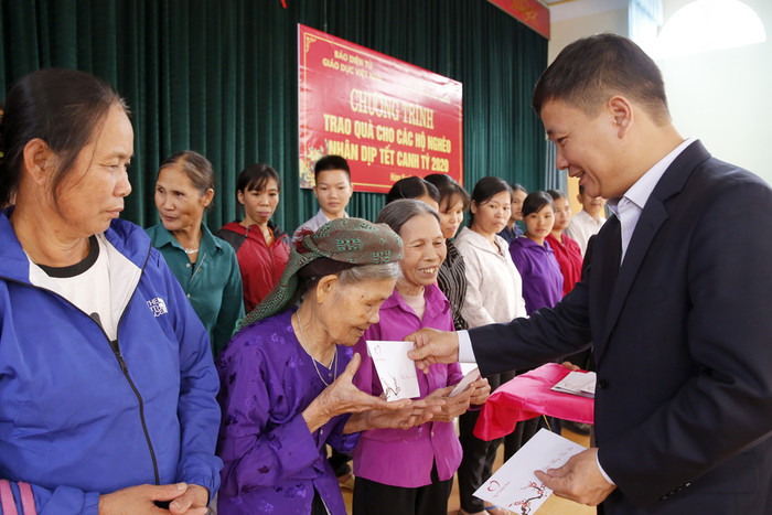 Nhà báo Nguyễn Tiến Bình - Tổng biên tập Báo điện tử Giáo dục Việt Nam trao tận tay các hộ nghèo của xã Hùng Xuyên. Ảnh: Tùng Dương.