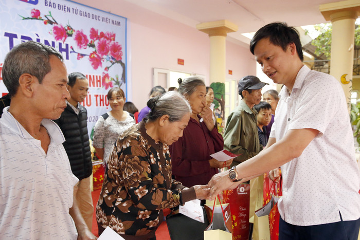 Ông Nguyễn Xuân Lâm - Chủ tịch Ủy ban nhân dân phường Hùng Vương, thị xã Phú Thọ, đang trao quà cho các hộ nghèo. Ảnh: Tùng Dương.
